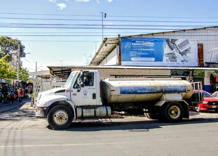 “No dejamos a ninguna familia sin agua”: Gustavo Acevedo confirma despliegue continuo de pipas en Santa Ana Centro