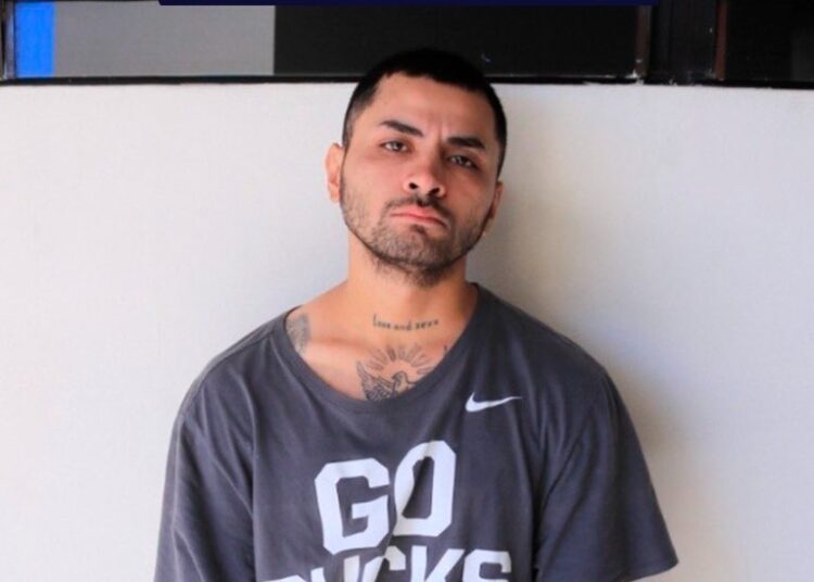 Dos pandilleros capturados tras llegar al país en vuelo, uno acusado de tráfico de drogas