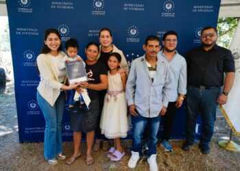 Entregan escrituras a familias de Ciudad Dolores, en Cabañas Este