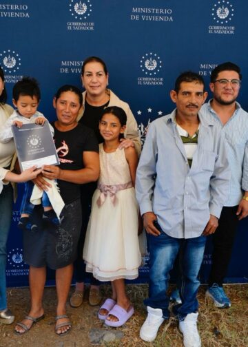 Entregan escrituras a familias de Ciudad Dolores, en Cabañas Este