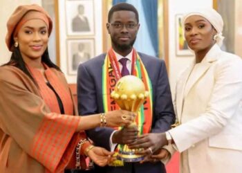 Presidente de Senegal celebra Copa Africana de Naciones acompañado de sus dos esposas