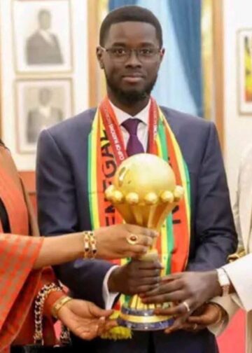 Presidente de Senegal celebra Copa Africana de Naciones acompañado de sus dos esposas