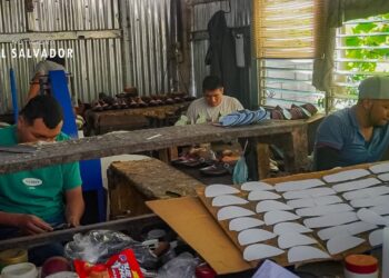 Zapateros salvadoreños fabrican zapatos para el paquete escolar 2026