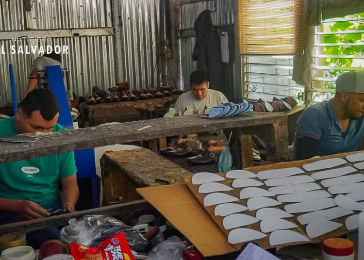 Zapateros salvadoreños fabrican zapatos para el paquete escolar 2026