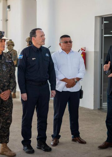 Presidente electo chileno visita el CECOT