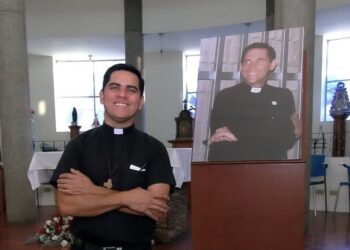 Sacerdote salvadoreño hará la “caminata con la loba” con Shakira