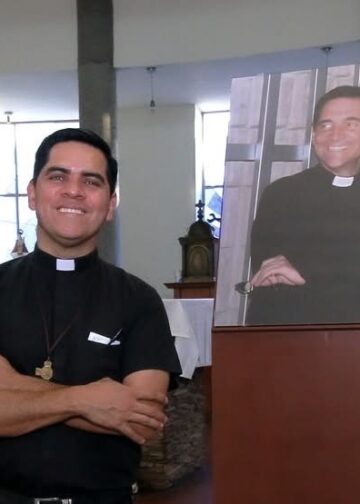 Sacerdote salvadoreño hará la “caminata con la loba” con Shakira