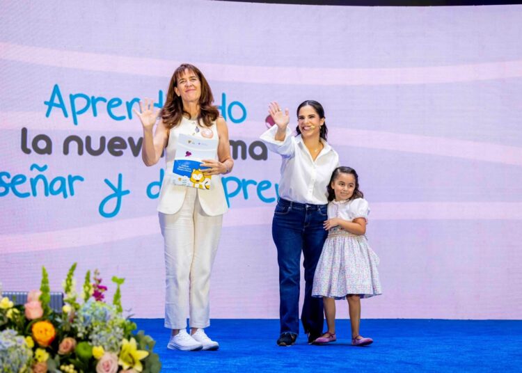Gabriela de Bukele presenta nuevo Currículo Nacional de Primera Infancia