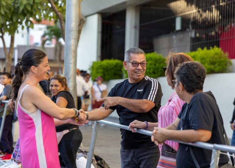 Macarena Olona destaca recibimiento del pueblo salvadoreño en el Desfile de Año Nuevo
