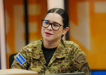 «Seguimos comprando zapatos y uniformes a productores nacionales. Falso cualquier comentario en contrario.»