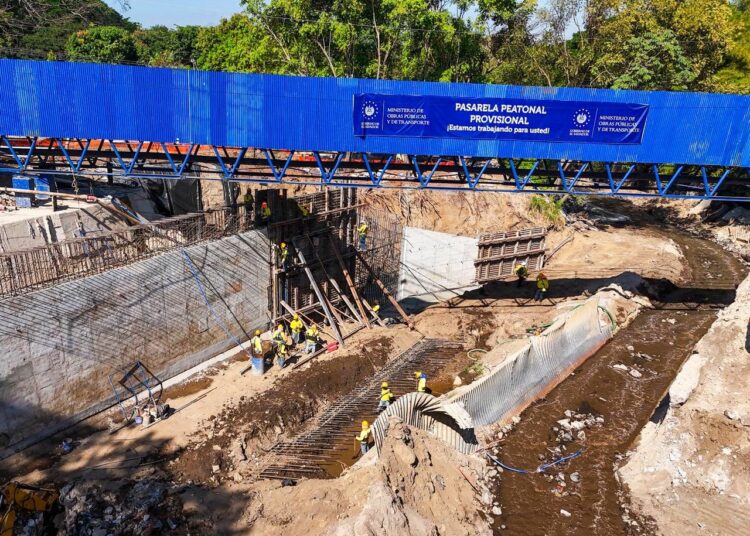 Avanzan trabajos del puente sobre el río Colón en La Libertad