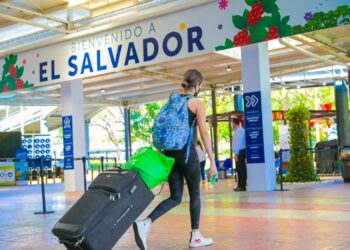 Dinamismo del turismo consolida un récord histórico de pasajeros que llegaron a El Salvador