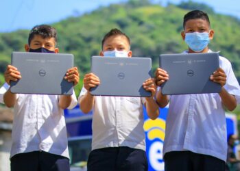 Entrega del paquete escolar 2026: estudiantes recibirán uniformes y tecnología