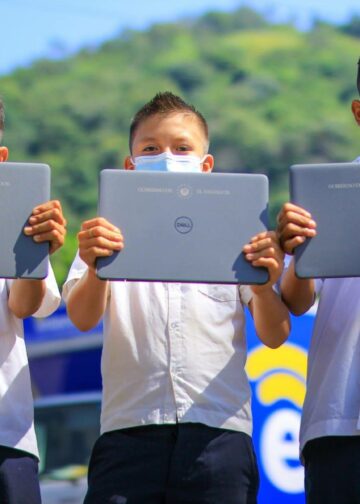 Entrega del paquete escolar 2026: estudiantes recibirán uniformes y tecnología