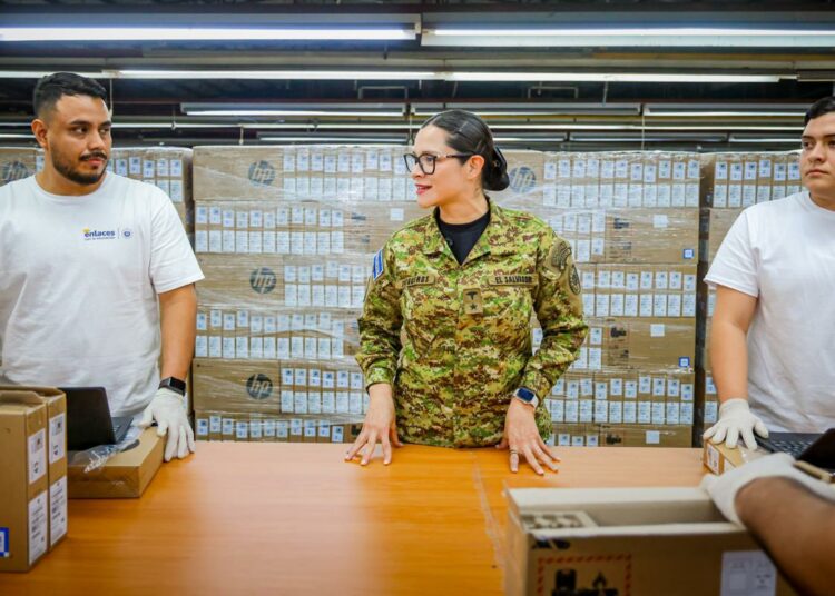 Ministra Trigueros supervisa preparación de paquetes escolares 2026