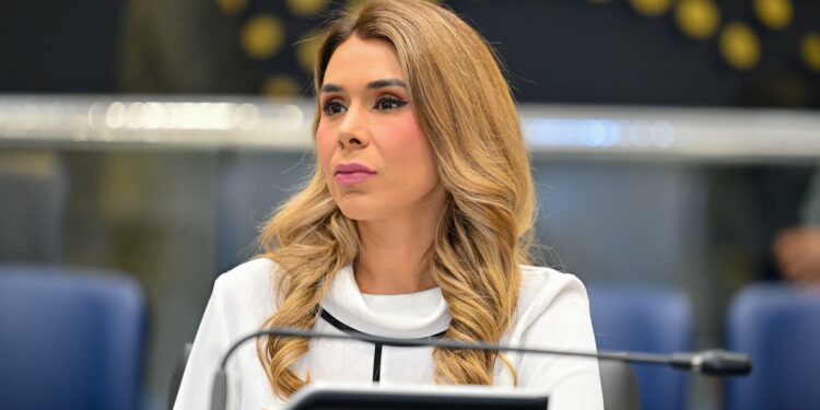 Tribunal de San Salvador impone medidas cautelares por acoso digital contra diputada Marcela Villatoro