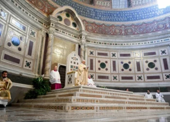 Papa León XIV retoma tradición del Jueves Santo en la catedral de Roma tras doce años de celebraciones fuera de San Juan de Letrán