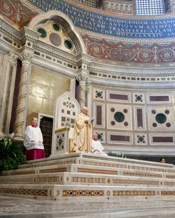 Papa León XIV retoma tradición del Jueves Santo en la catedral de Roma tras doce años de celebraciones fuera de San Juan de Letrán