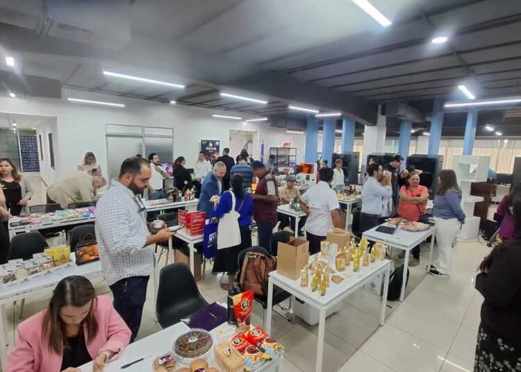 Empresas nacionales presentan productos con potencial exportable ante compradores internacionales.