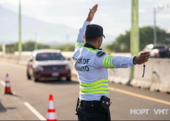 Verifican cumplimiento de uso de silla para niños y casco certificado