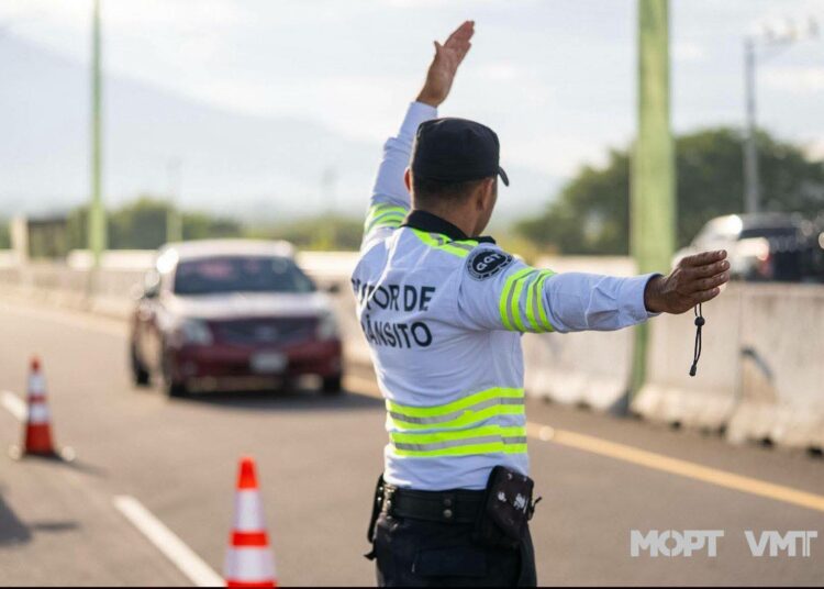 Verifican cumplimiento de uso de silla para niños y casco certificado