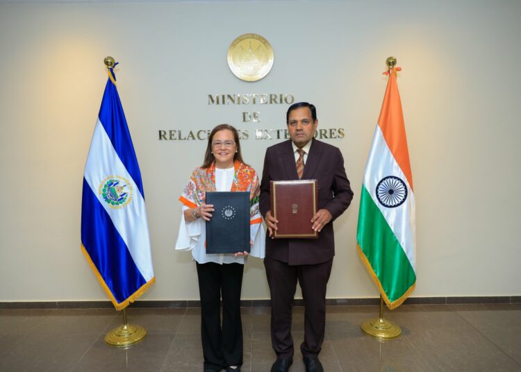 El Salvador fortalece su proyección internacional con convenio académico junto a la India