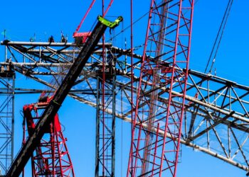 Avanza la construcción del nuevo Estadio Nacional con la colocación de la primera pieza del techo