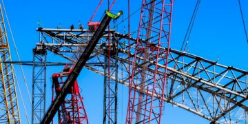 Avanza la construcción del nuevo Estadio Nacional con la colocación de la primera pieza del techo