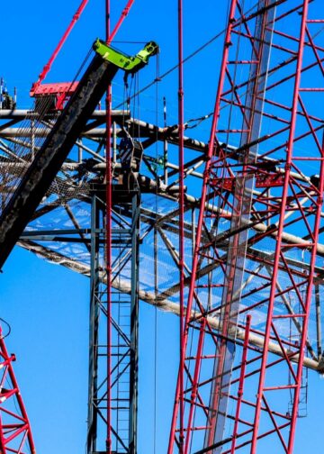 Avanza la construcción del nuevo Estadio Nacional con la colocación de la primera pieza del techo