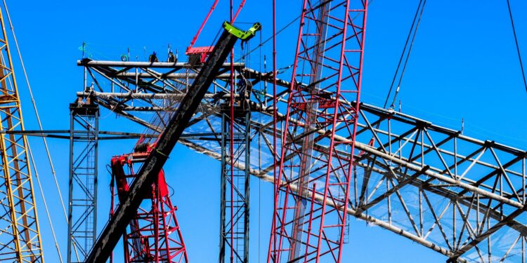 Avanza la construcción del nuevo Estadio Nacional con la colocación de la primera pieza del techo