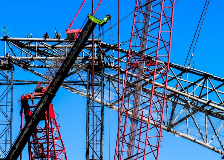 Avanza la construcción del nuevo Estadio Nacional con la colocación de la primera pieza del techo