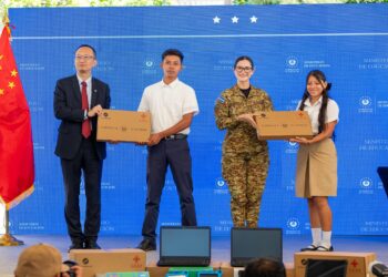 China dona más de 344 mil dispositivos electrónicos para fortalecer la educación en El Salvador