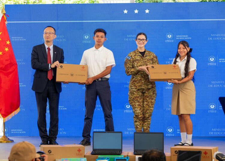 China dona más de 344 mil dispositivos electrónicos para fortalecer la educación en El Salvador