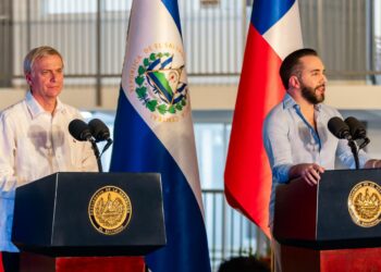 Presidente Bukele garantiza compra de productos escolares a artesanos nacionales