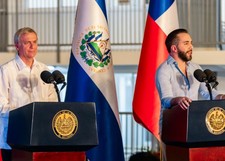 Presidente Bukele garantiza compra de productos escolares a artesanos nacionales