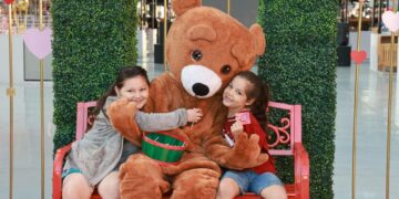 Osito llena de abrazos y alegría el mercado san miguelito en San Valentín