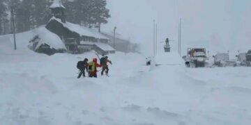 Avalancha interrumpe excursión y mantiene búsqueda contrarreloj de esquiadores
