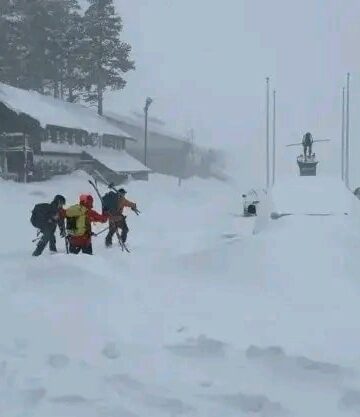 Avalancha interrumpe excursión y mantiene búsqueda contrarreloj de esquiadores