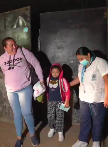 Ambulancias Municipales de Santa Ana Centro trasladan a niña a tratamiento oncológico