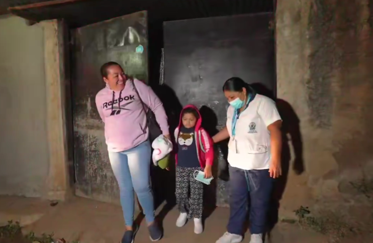 Ambulancias Municipales de Santa Ana Centro trasladan a niña a tratamiento oncológico