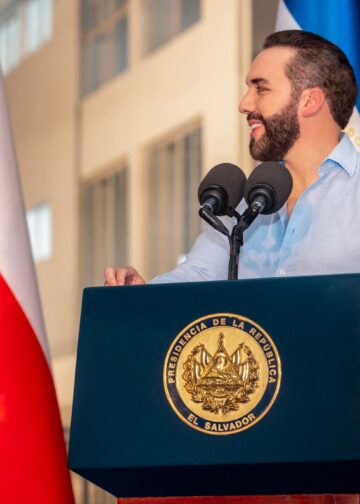 Invertir en educación es sembrar el futuro del país, afirma Bukele