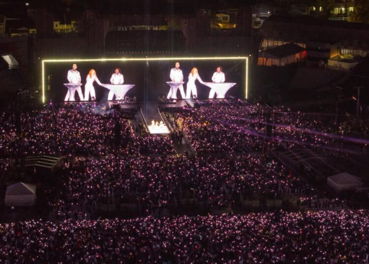 Estadio Mágico González lleno en primera noche de conciertos de Shakira