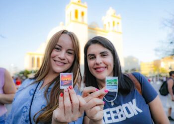 Centro de San Salvador recibe a cientos de turistas entre música, cultura y alegría