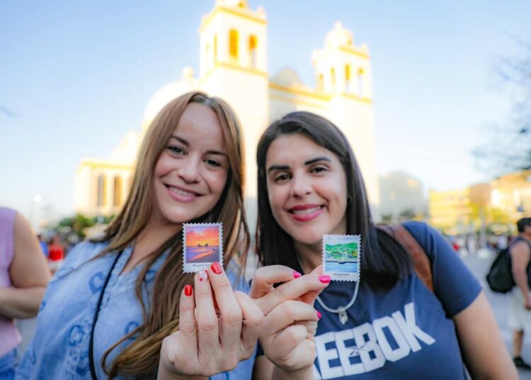 Centro de San Salvador recibe a cientos de turistas entre música, cultura y alegría