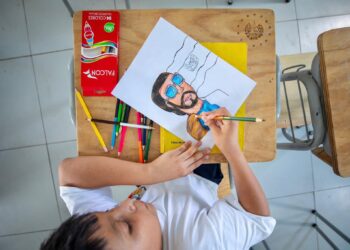 El talento del estudiante Edwin florece con su nuevo paquete escolar