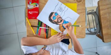 El talento del estudiante Edwin florece con su nuevo paquete escolar