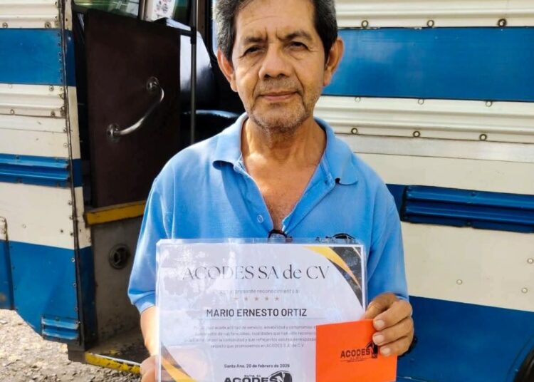 Motorista de ruta de Santa Ana es reconocido por su amabilidad hacia los pasajeros