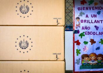 Alumnos en Ilobasco reciben paquetes escolares