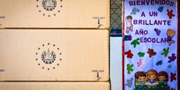 Alumnos en Ilobasco reciben paquetes escolares