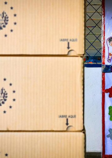 Alumnos en Ilobasco reciben paquetes escolares